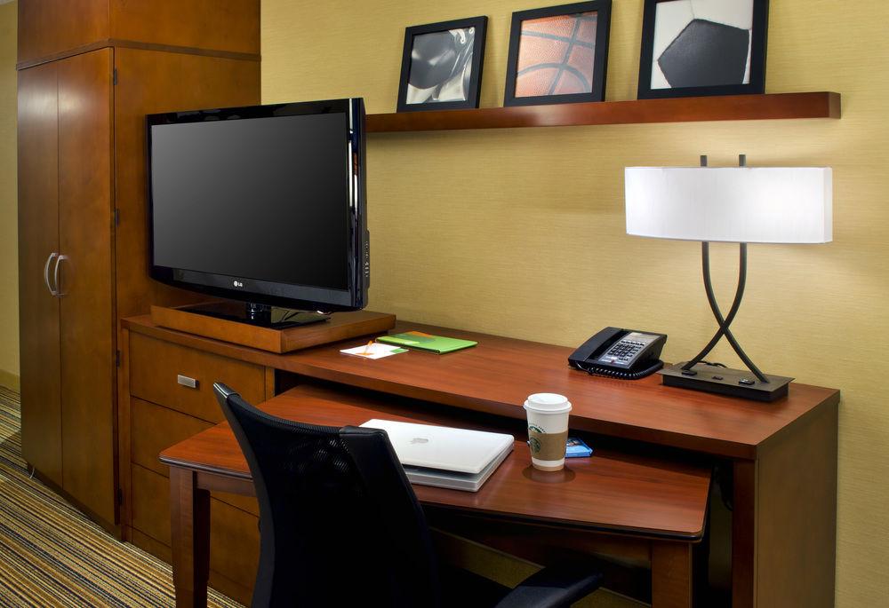 Отель Courtyard By Marriott Newark Downtown Экстерьер фото